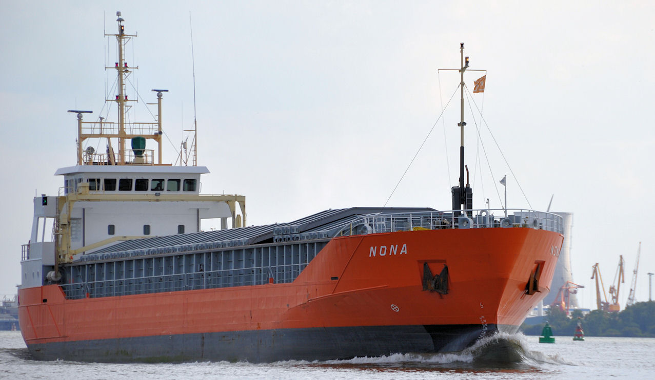 In wet en regelgeving wordt rekening gehouden met het feit dat beroepsvaart in principe altijd haast heeft, want daar geldt het criterium tijd is geld. Vaak meent de beroepsvaart echter onterecht voorrang te hebben op de pleziervaart. In de binnenvaart geldt bijvoorbeeld dat indien een groot schip en een klein schip elkaar op tegengestelde koersen naderen, zodanig dat gevaar voor aanvaring bestaat, moet, ingeval geen der schepen de stuurboordzijde van het vaarwater volgt, het kleine schip voorrang verlenen aan het grote schip. En meestal, maar zeker niet altijd, zijn schepen in de beroepsvaart groter dan die in de pleziervaart. Maar als het kleine schip stuurboordzijde van het vaarwater houdt, heeft het voorrang. Met uitzondering in het Rijnvaart Politie Reglement, daar heeft de beroepsvaart altijd voorrang.
Schippers in de beroepsvaart dienen bij de doorvaart van sluizen, waar geldt dat wie het eerst komt het eerst schut, voorrang te vragen. De ervaring leert dat veel beroepsschippers daar moeite mee hebben. Beroepsvaart Accu